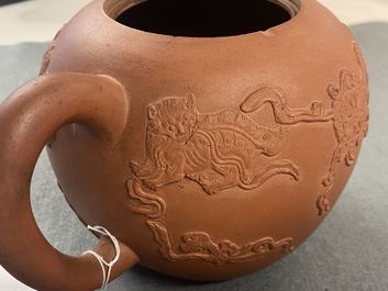 Een grote Chinese Yixing steengoed theepot met deksel, Kangxi